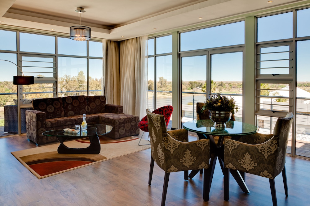 The Oasis Hotel 33/44