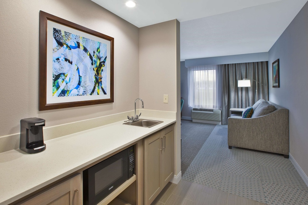 Hampton Inn & Suites Alliance 14/36