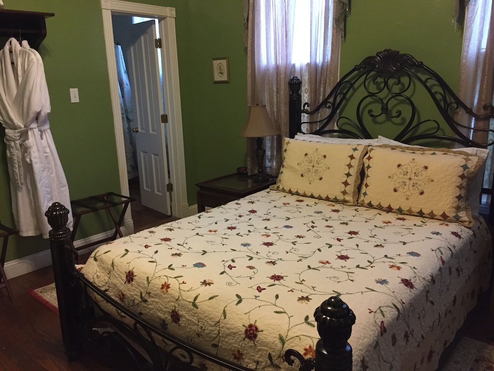 White Oak Manor Bed Breakfast 10/44