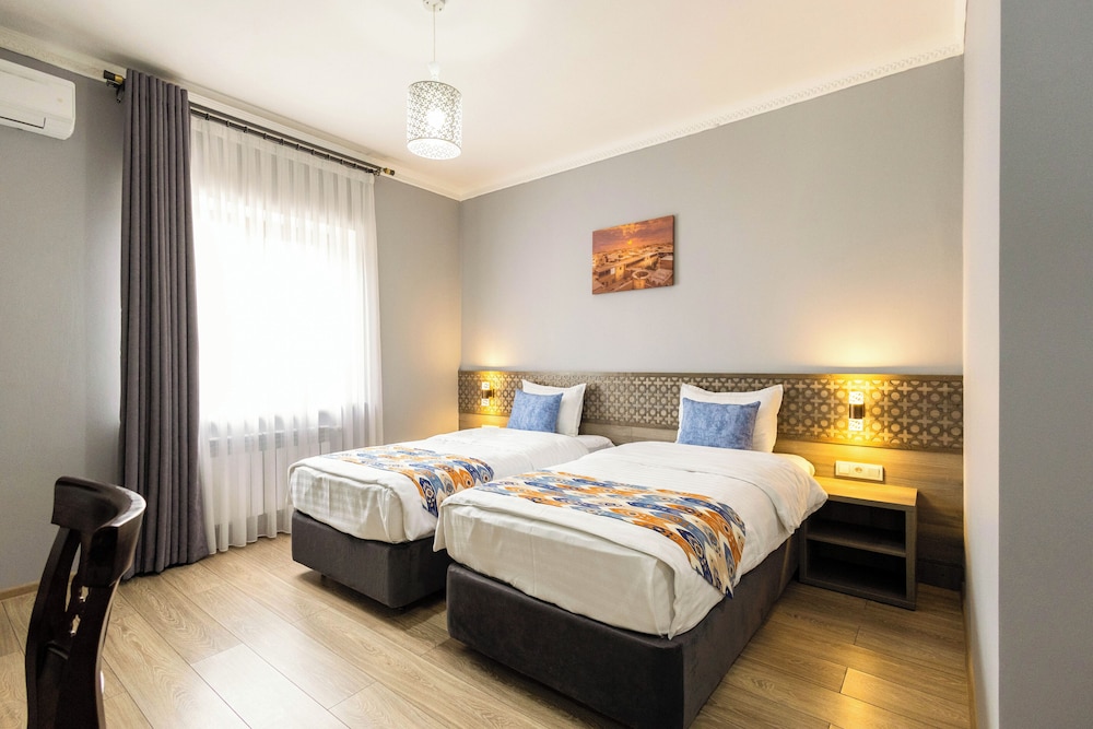 Khan Hotel 13/48