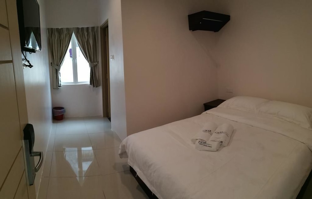 ROOM, QUEEN BED