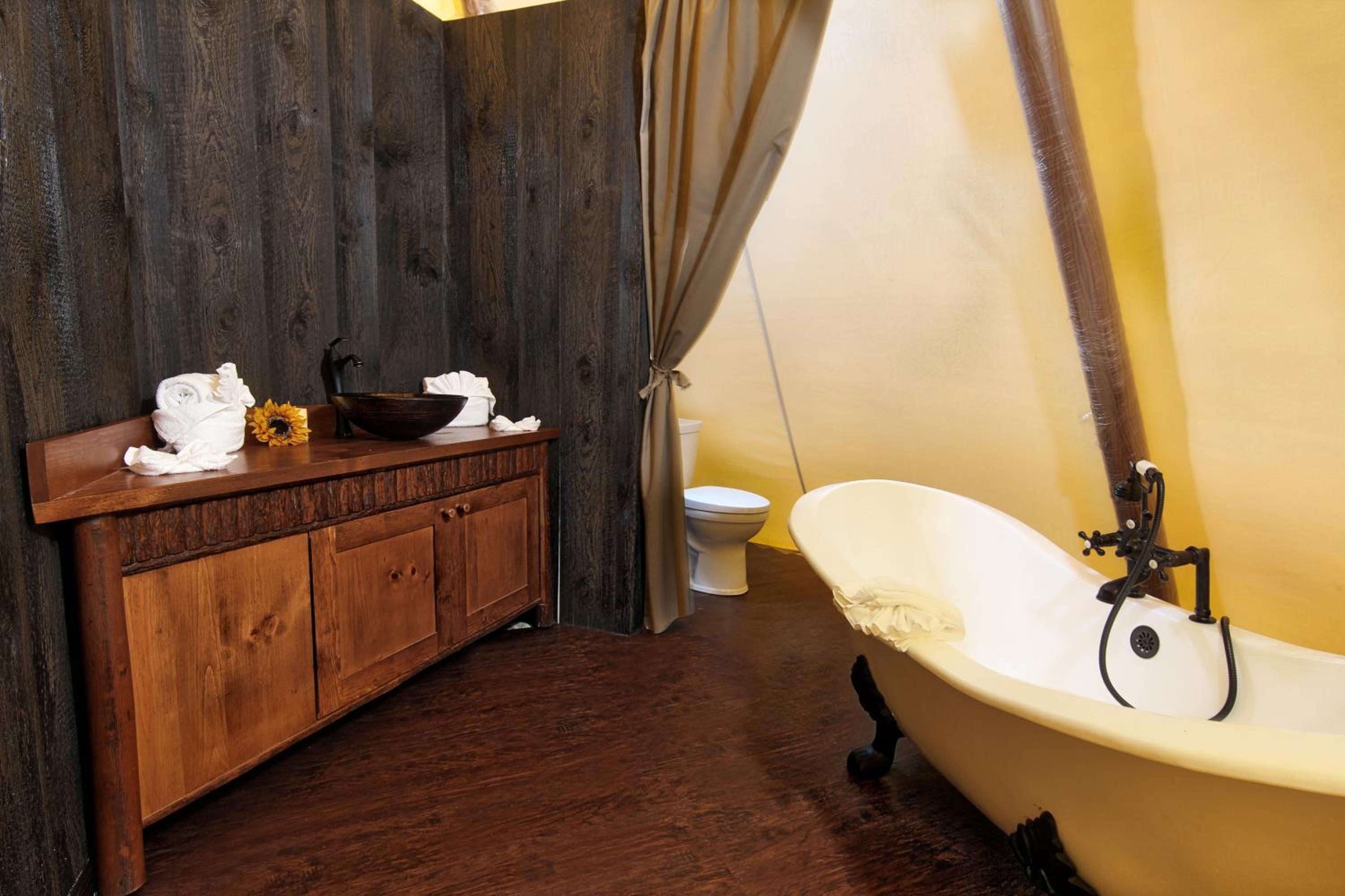 غرفة فاخرة بسرير كينج مع أريكة، Westgate River Ranch Resort & Rodeo 4/4