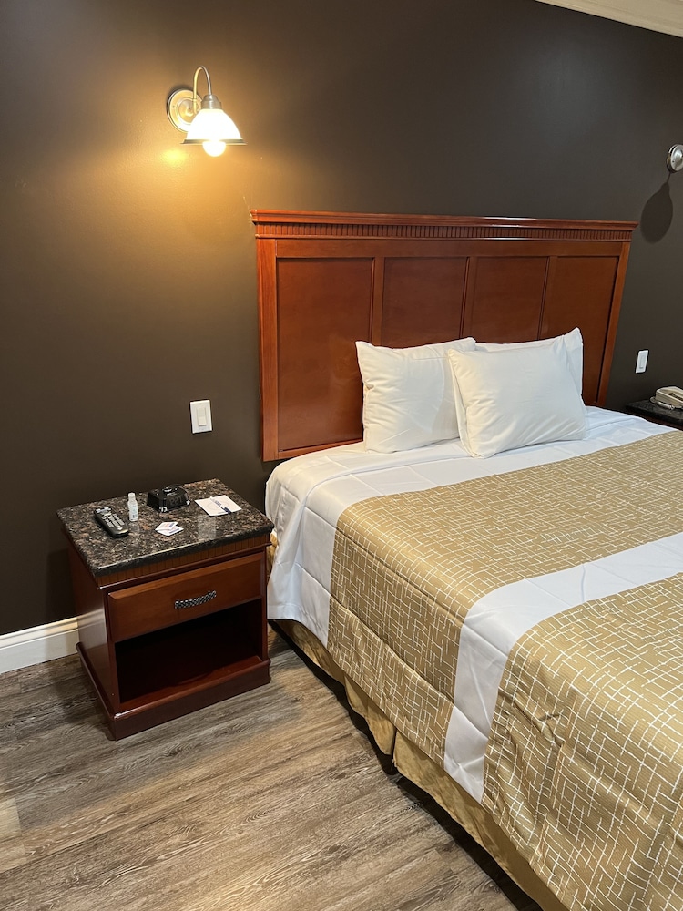 Travelodge By Wyndham Brea 12/29
