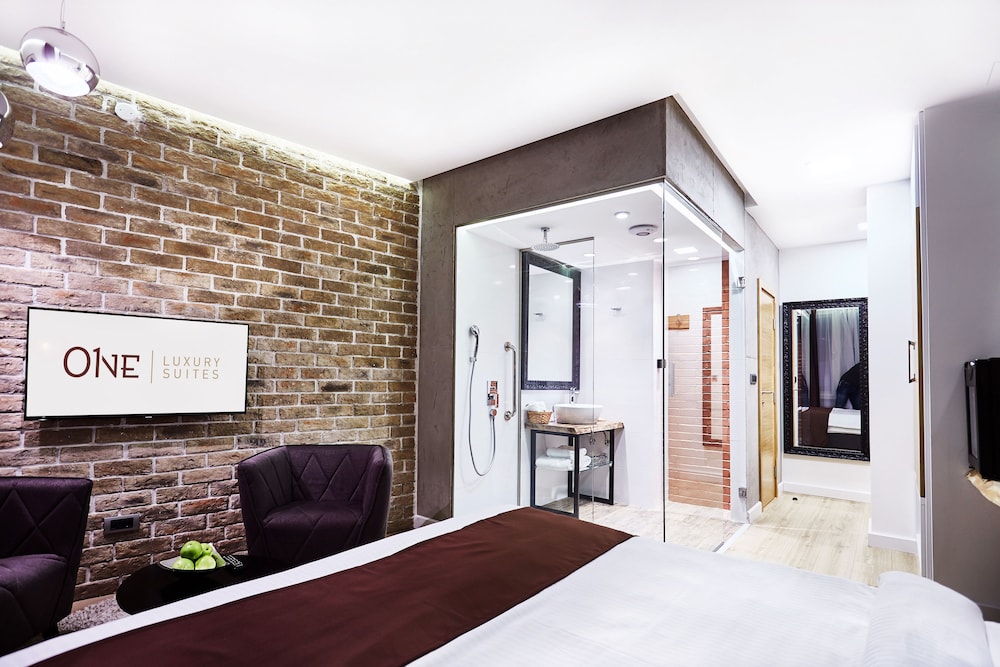 One Luxury Suites 2/72