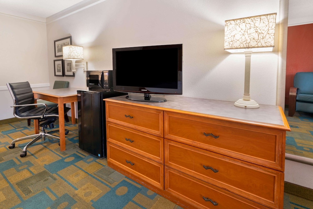 La Quinta Inn Phoenix Sky Harbor Airport 33/40