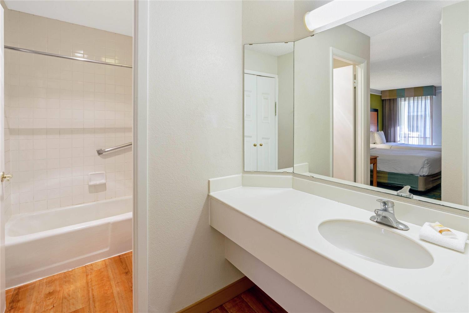 Travelodge by Wyndham Phoenix North 23/25