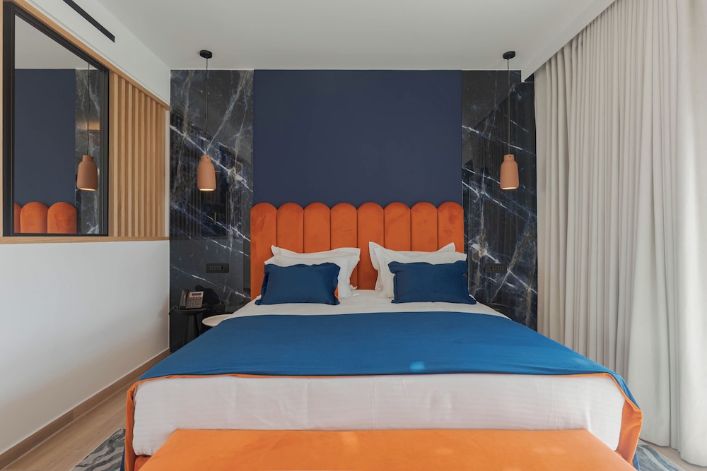 Cresanto Luxury Suites 17/60
