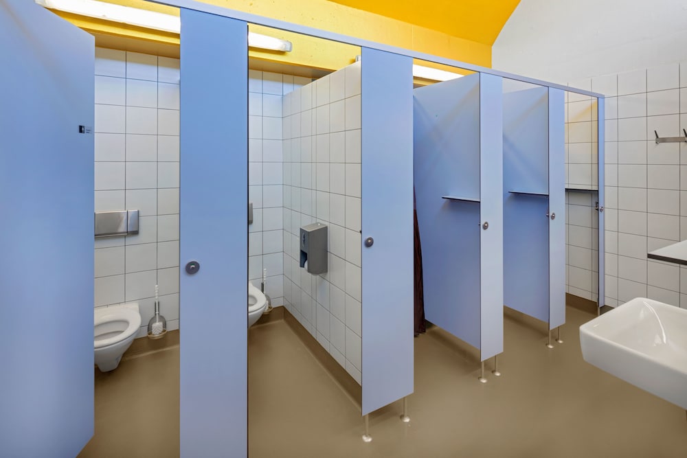 STANDARD, SINGLE, SHARED BATHROOM