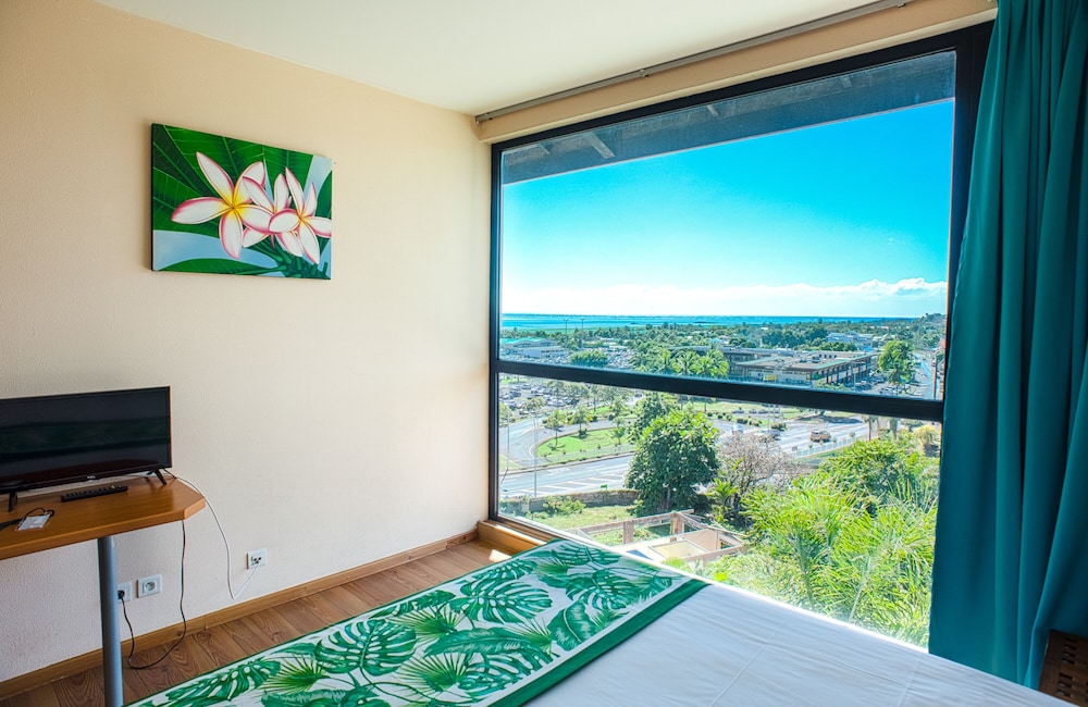 Tahiti Airport Motel 32/64