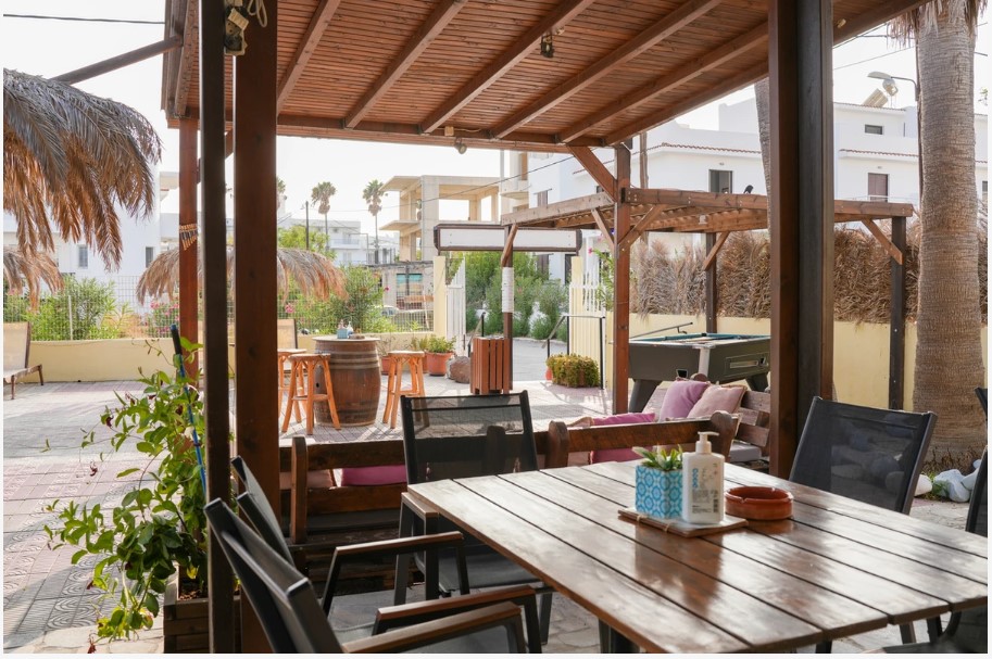 Peters Kool Pool Studios and Apartments 16/18