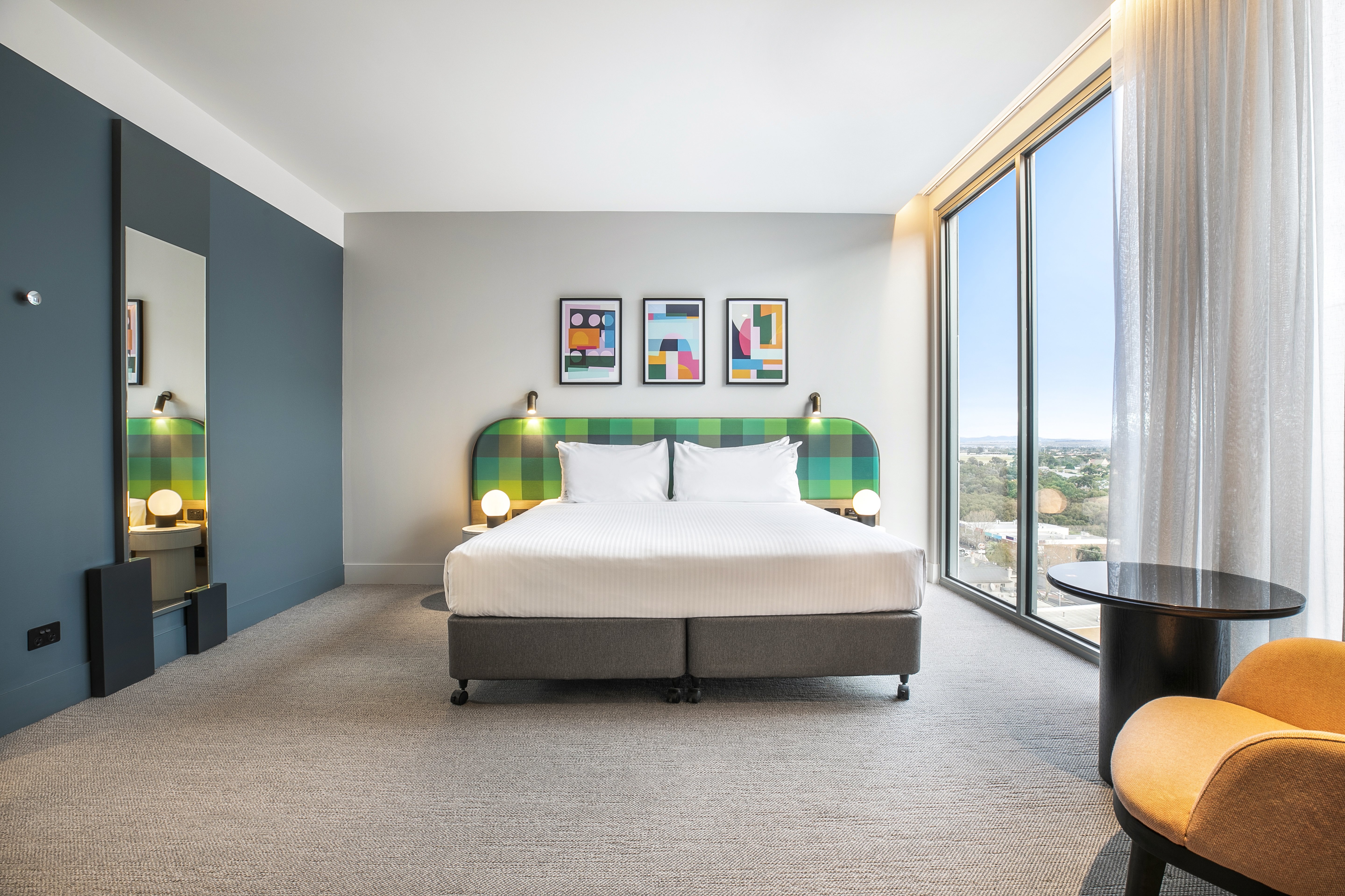 HOLIDAY INN WERRIBEE 26/75