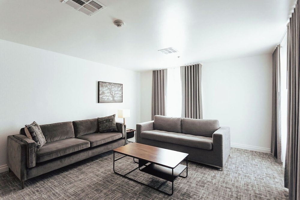 Vinland Hotel and Lounge 48/71