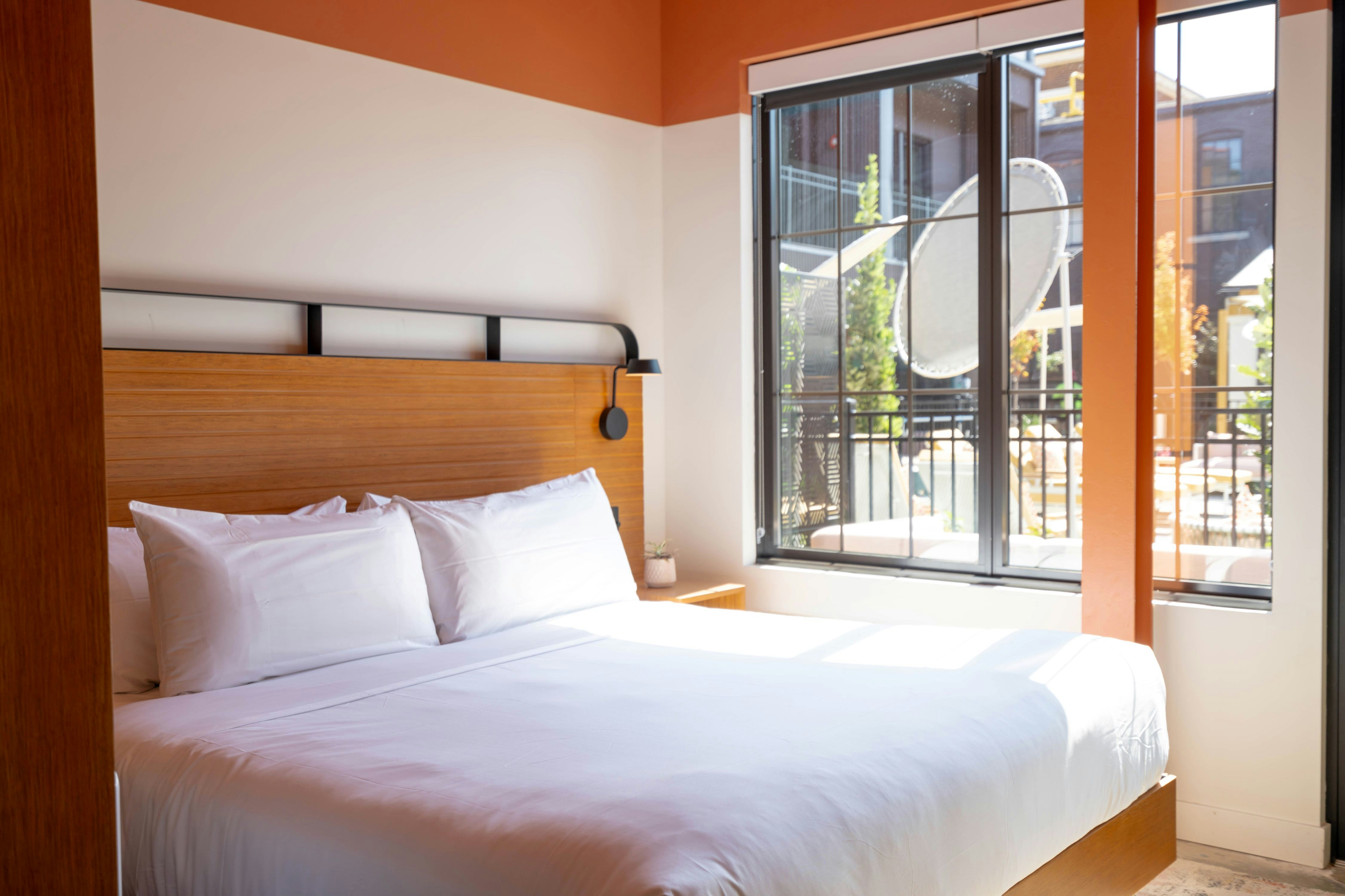 ROOM, KING BED, POOL VIEW, BALCONY