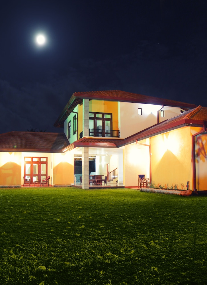 Airport Villa 7/57