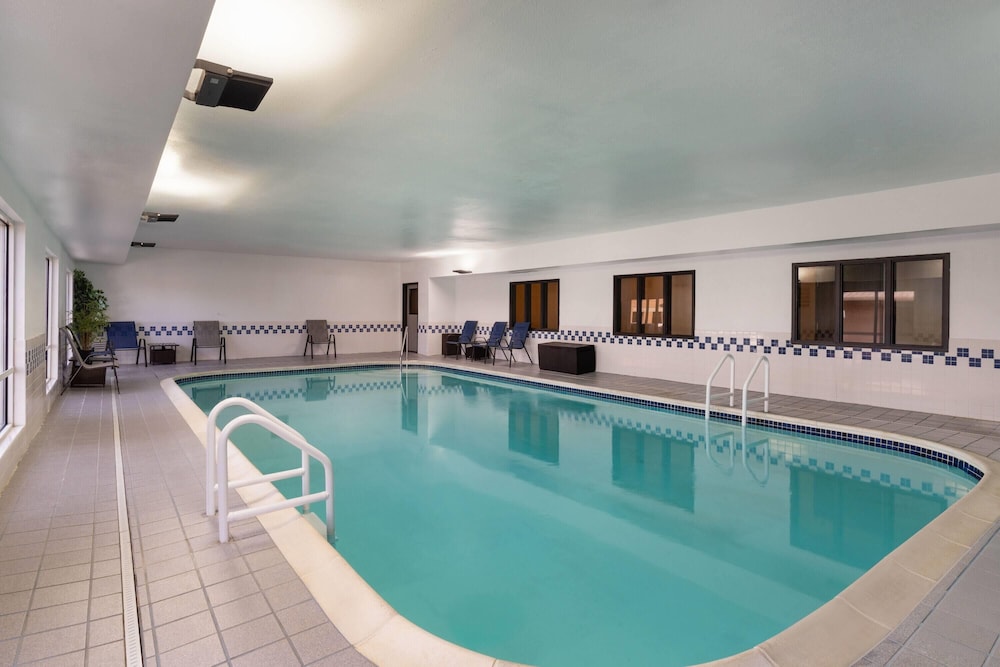 La Quinta Inn & Suites by Wyndham Fayetteville 38/59