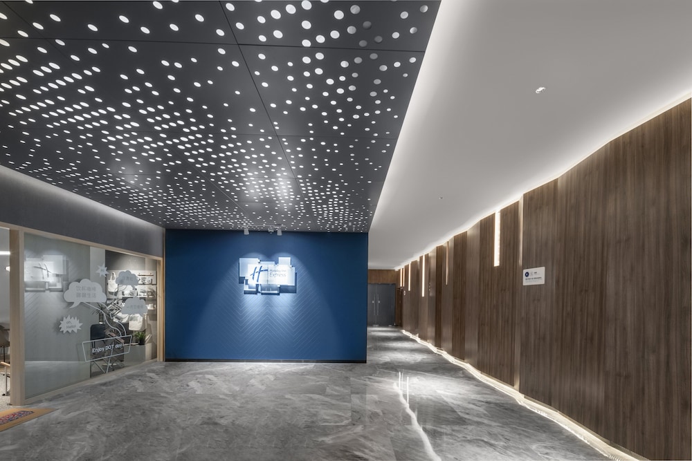 Holiday Inn Express Zhuhai Gongbei 3/63