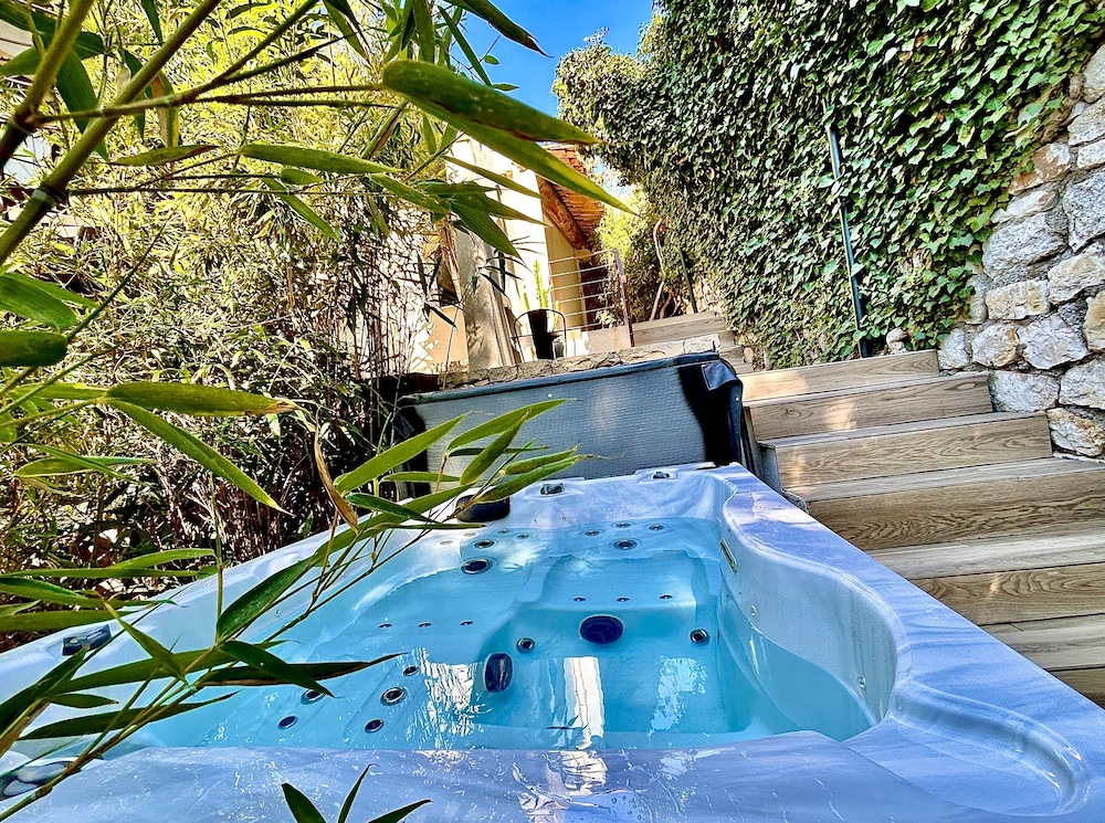 The Address Cassis 19/40