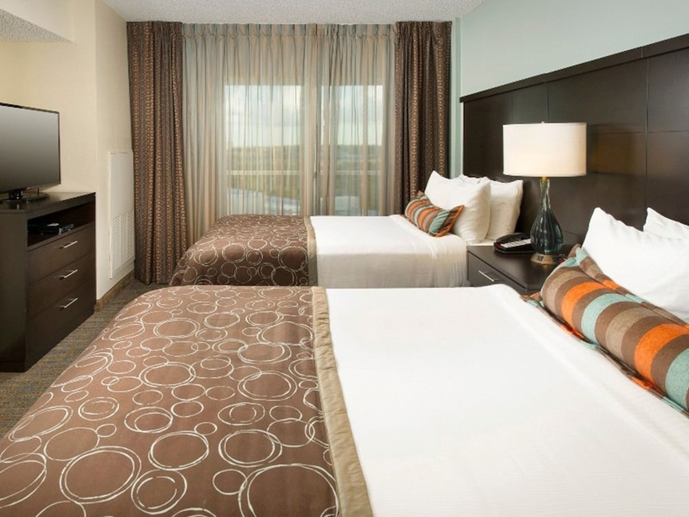 2 Bedrooms, Suite, 1 King and 2 Queen Beds, Kitchen