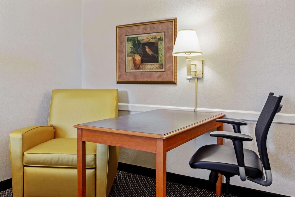 La Quinta Inn by Wyndham Tampa Bay Pinellas Park Clearwater 50/56