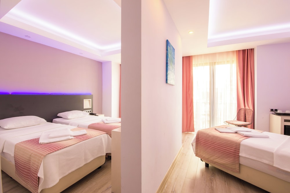 غرفة ثلاثية بسرير كوين وسرير فردي، Datca Sapphire Hotel 5/10