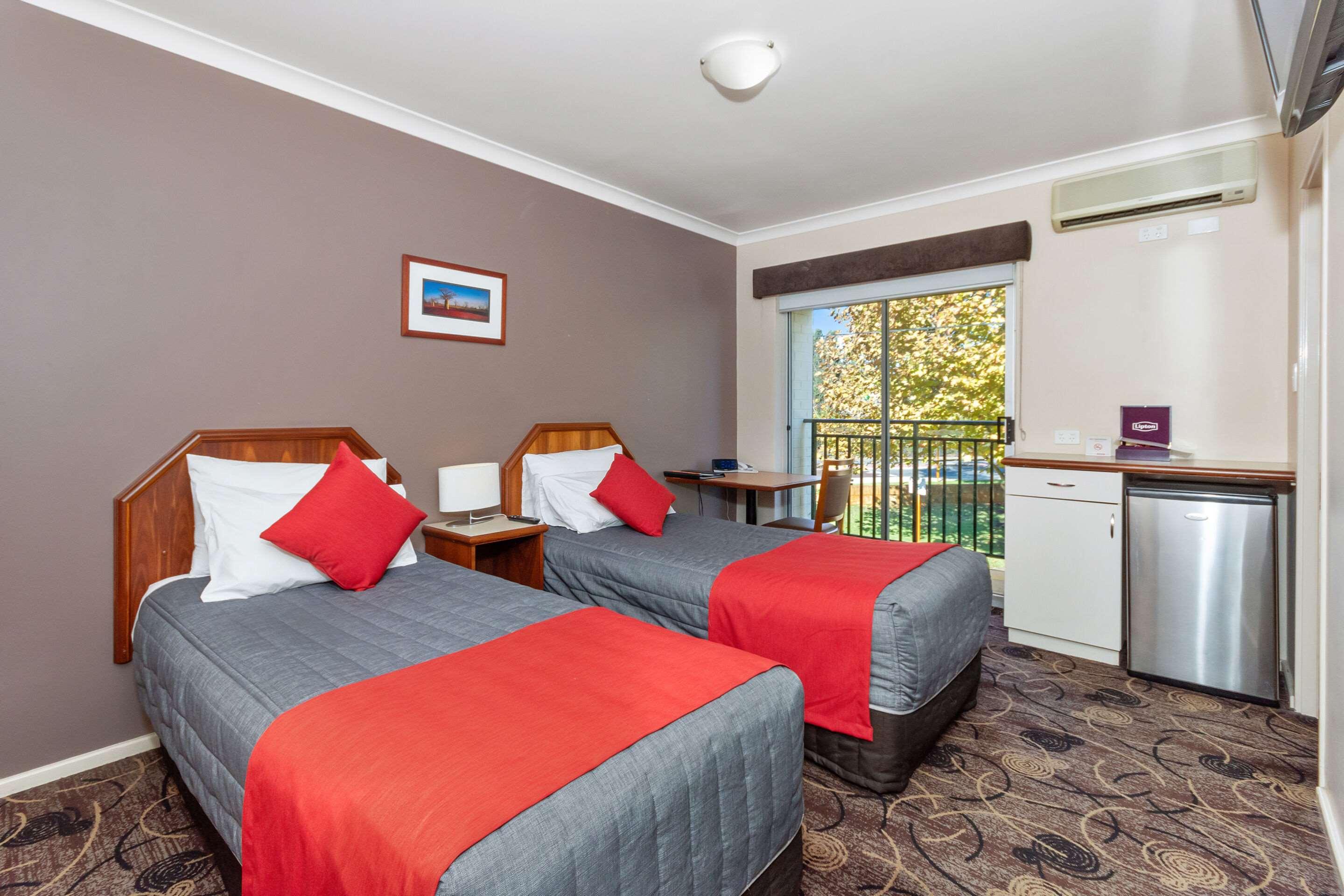 ROOM, TWIN BEDS