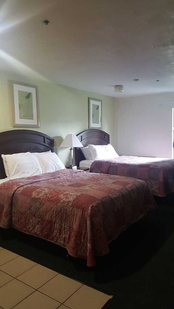 Oyster Bay Inn & Suites 24/70