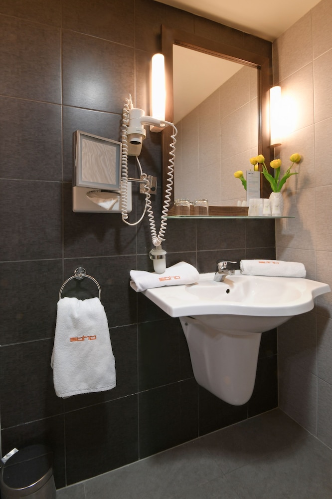 Honest Budapest by Chic & Basic 81/81