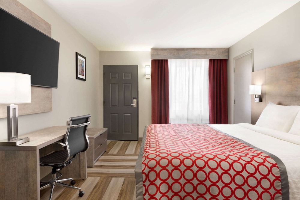 Days Inn & Suites by Wyndham Bowling Green 12/46