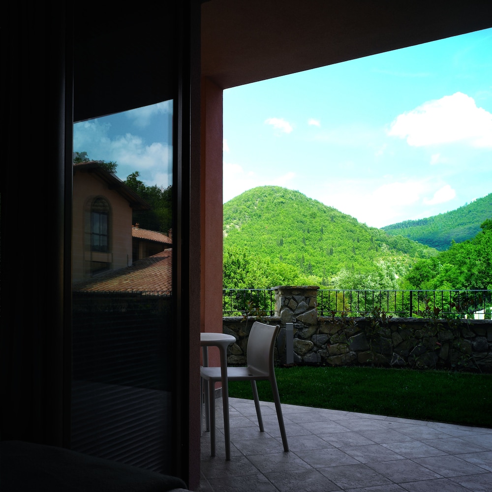MERIDIANA COUNTRY HOTEL 34/41