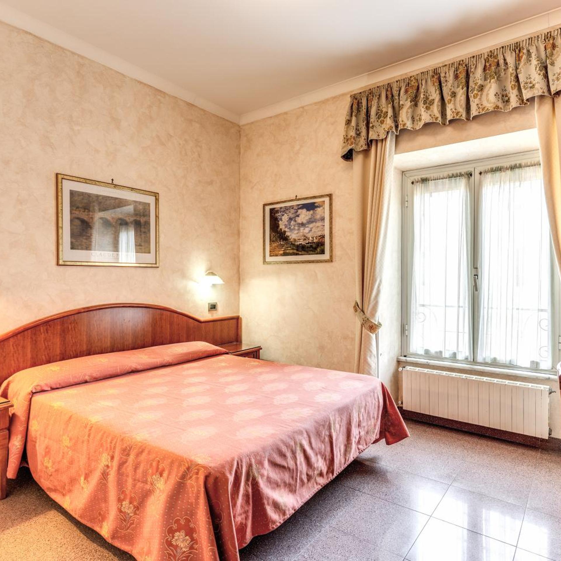 ROOM, DOUBLE OR TWIN BED