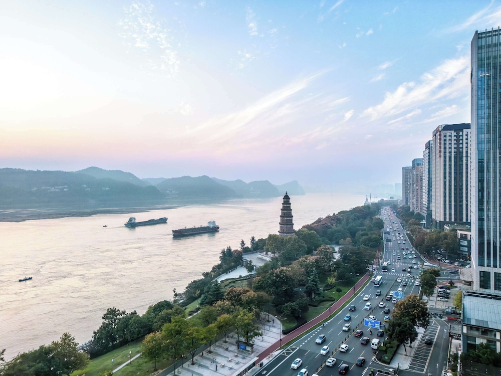 Grand Mercure Yichang Waitan 68/72