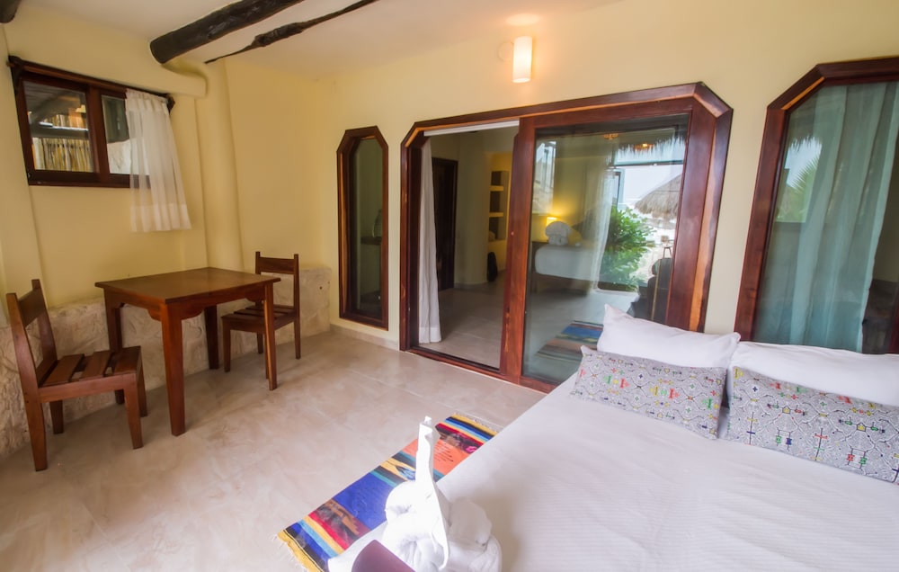 Suite, King Bed, Beach Front, Sofa، Playa Canek Boutique Eco Hotel 2/5