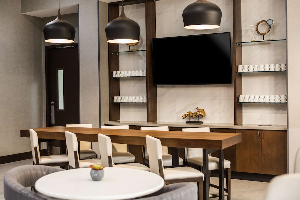 Hyatt Place Greenville/Downtown 44/64