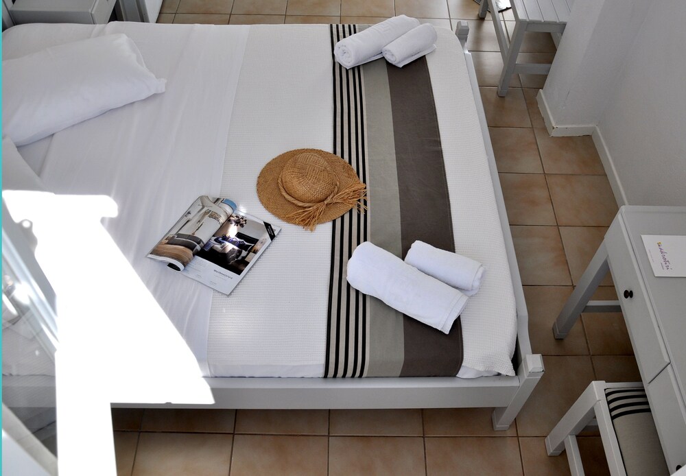 Akrotiri Hotel 27/68