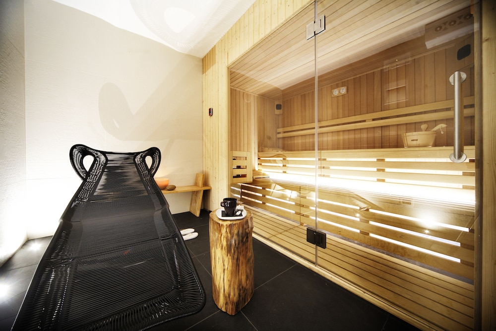 Q Hotel 31/50