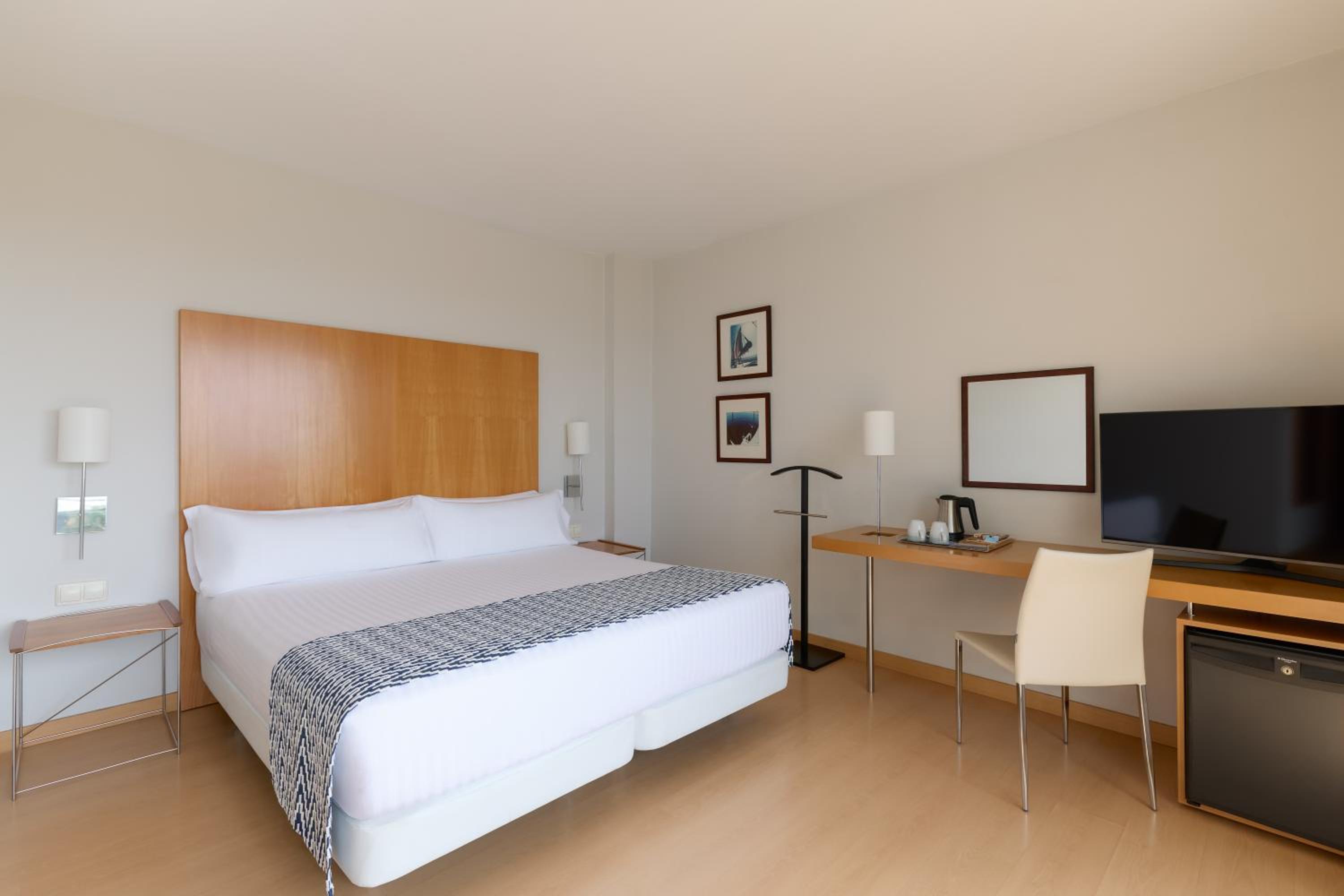 Superior, King Bed, Terrace, Catalonia Barcelona Beach 3/7