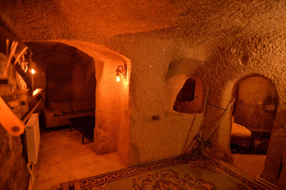 The Cave House 12/38