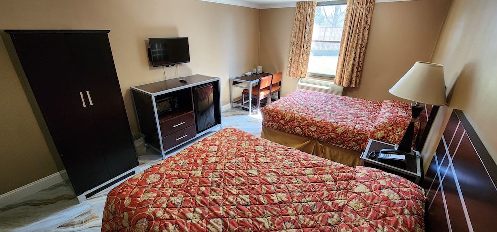 Townhouse Inn &amp; Suites 9/25