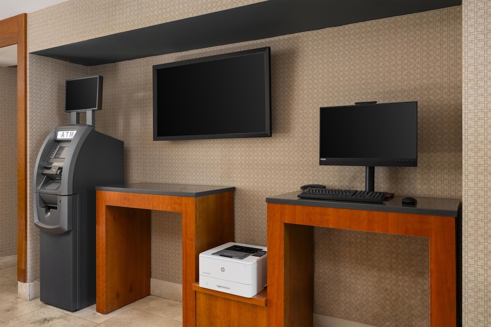 Best Western Premier Plainview-Long Island Hotel 43/52