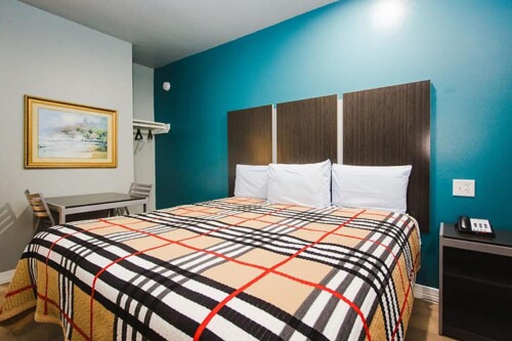 Econo Lodge Inn & Suites Channelview - Houston East 13/37