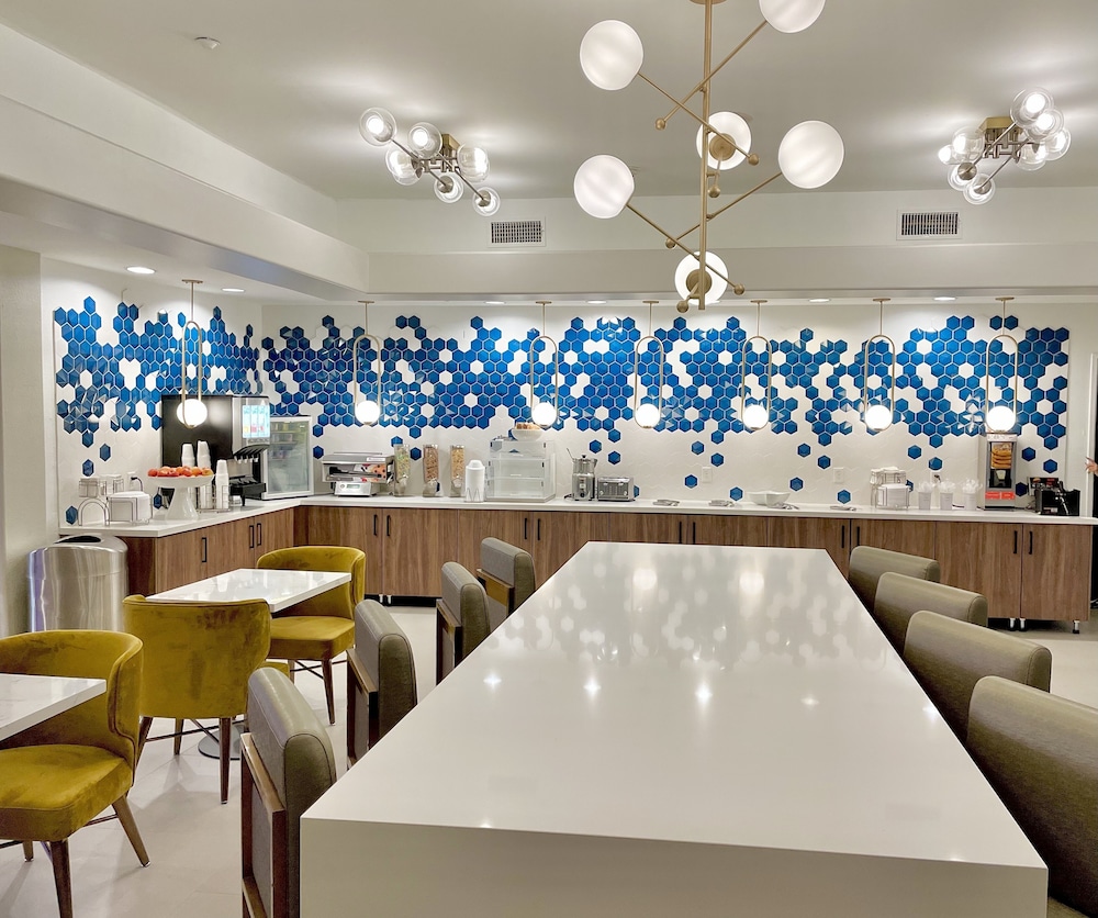 La Quinta Inn And Suites By Wyndham Port Arthur 32/50