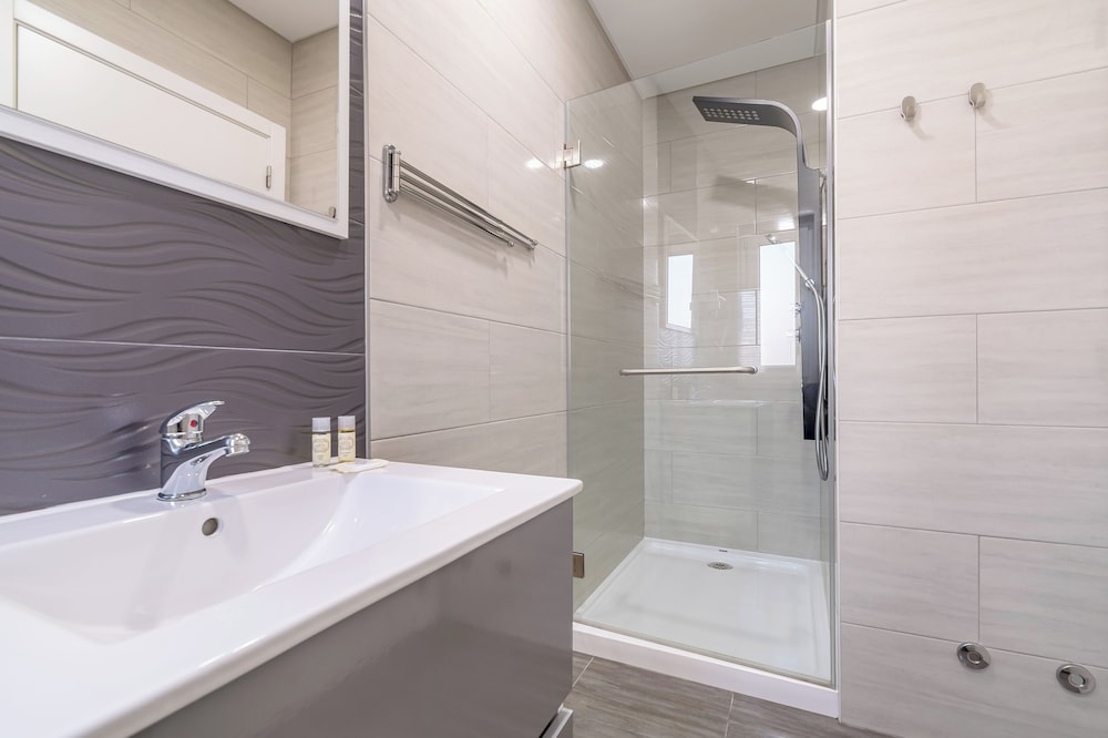 غرفة سوبيريور بسرير كينج بشرفة، Silver Seahorse Garden Retreat 5/7