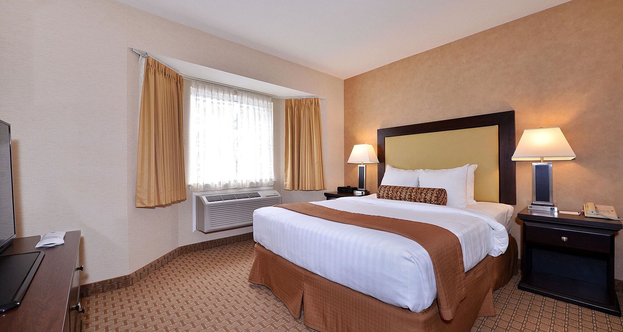 Suite, Queen Bed, Sofa, Kitchen