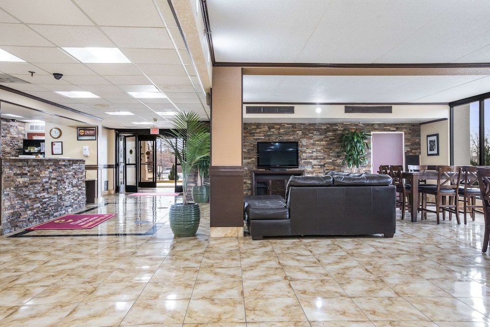 Clarion Inn and Suites Grand Rapids Airport 4/63