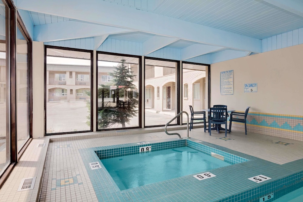 Metro Inn Calgary Northwest 12/24