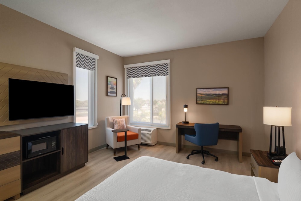 La Quinta Inn & Suites by Wyndham Tracy 35/53