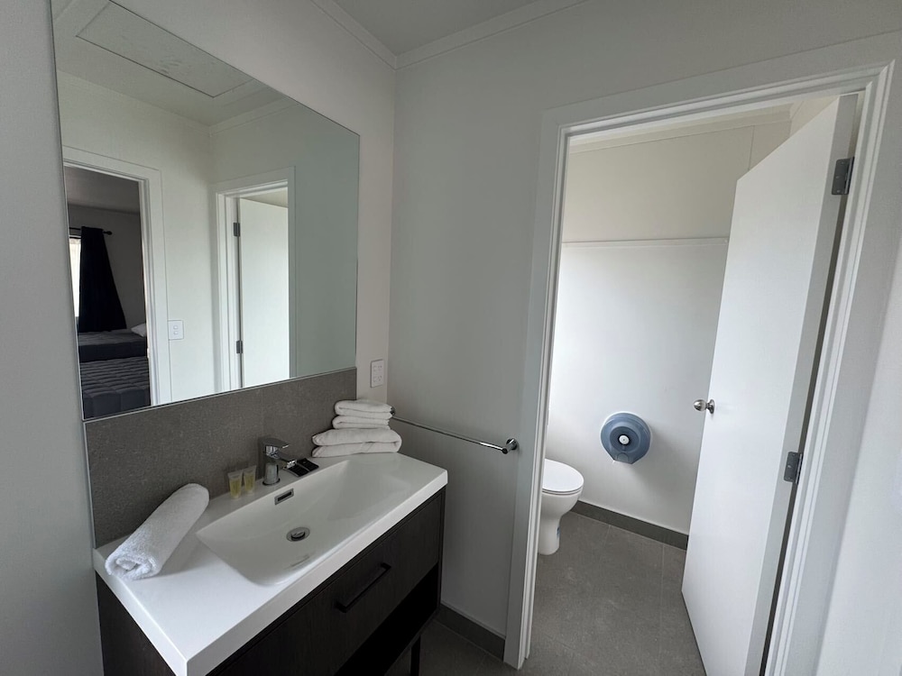 Grosvenor Motor Inn 44/50