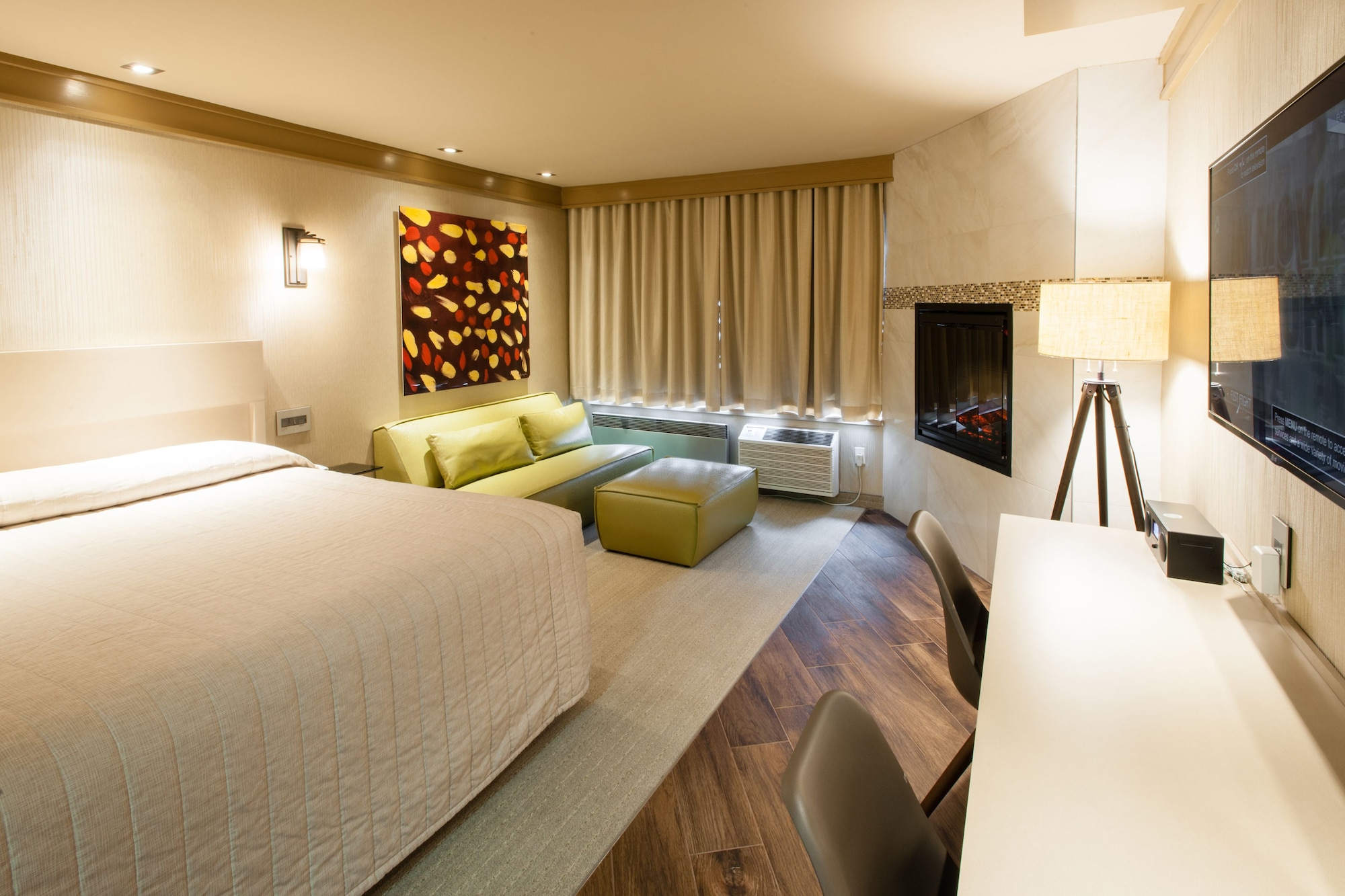 EXECUTIVE, SUITE, KING BED