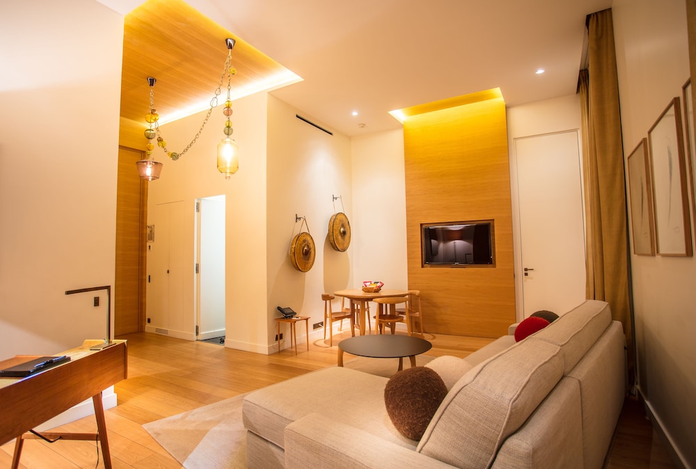 Hotel Marignan Champs Elysees 40/70