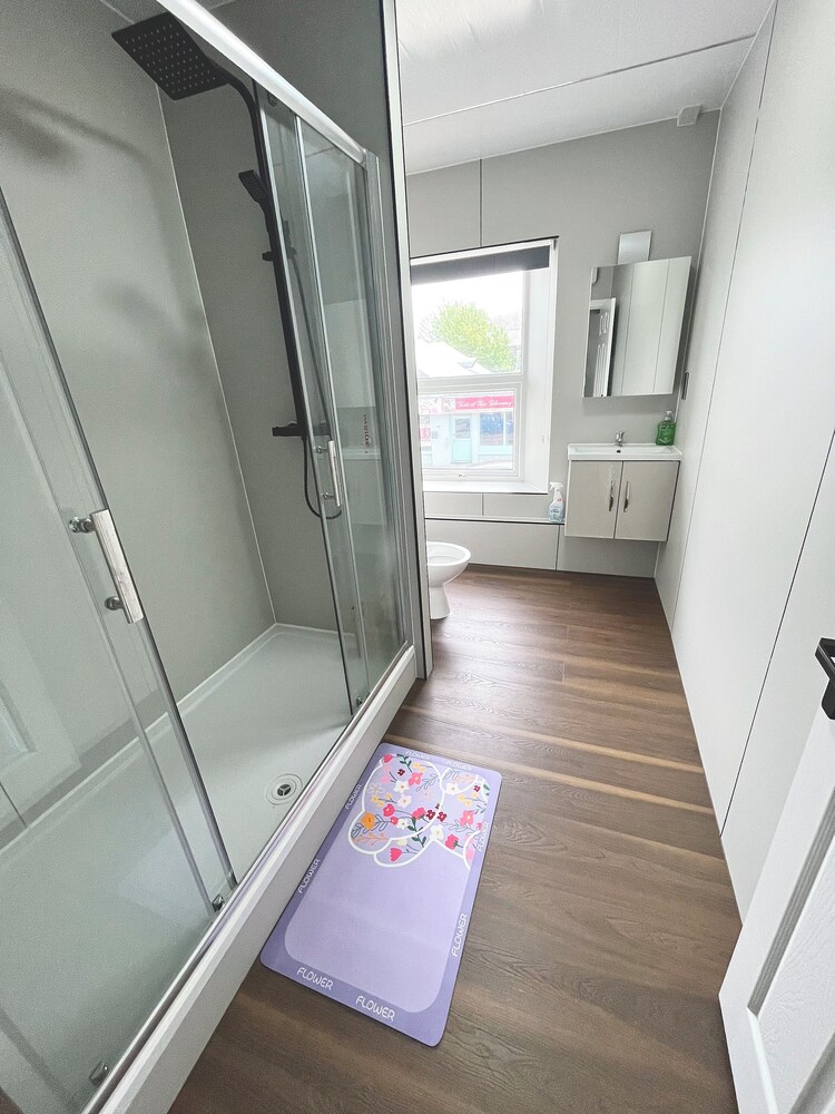 OYO Welsh Holiday Accommodation - Modern Stay 22/32
